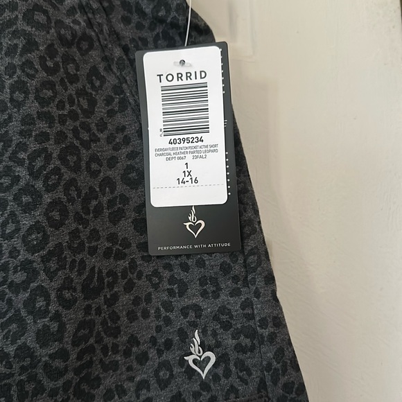TORRID Everyday Fleece Patch Pocket Active Short: GRAY/LEOPARD: NWT: SIZE 1 - Picture 3 of 5